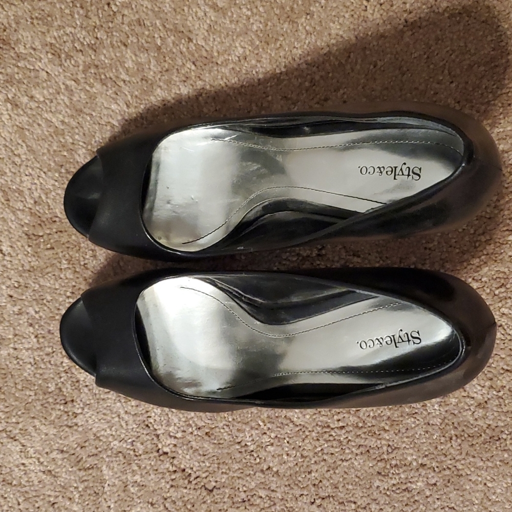 Pumps - Picture 2 of 4